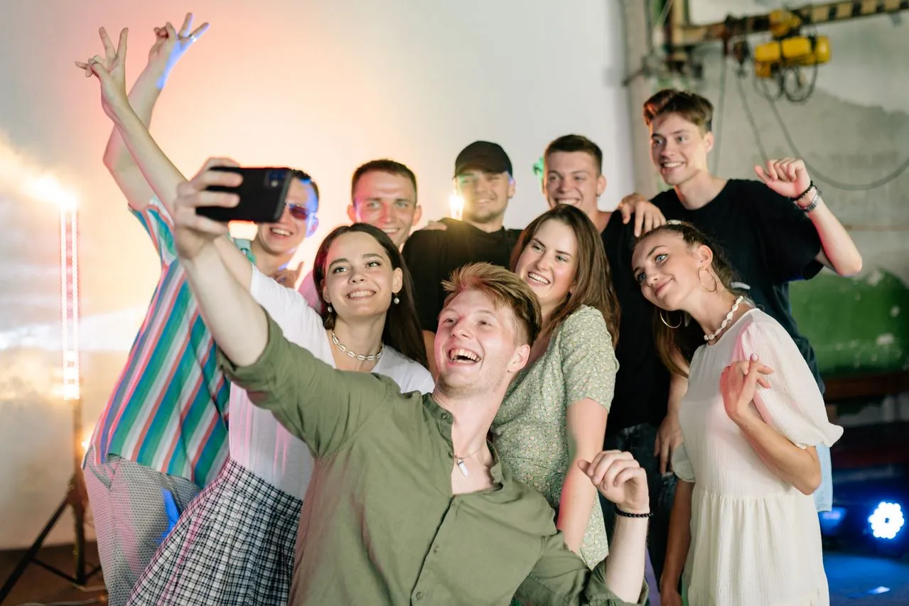 Gut gelaunte Freundesgruppe macht zusammen ein Selfie