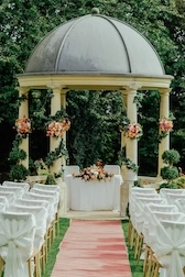 Beiger Altar mit Kuppeldach in der Natur