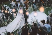 Hochzeitspaar mit Schleier, dass durch die Menschenmenge läuft